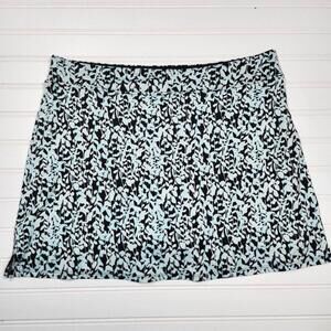 Tranquility Women's Black and Light Blue Leaf Print Skorts Medium